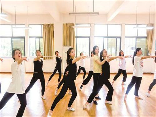 四川现代艺术学校舞蹈专业初中毕业可不可以学
