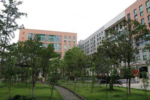 重庆荣昌区职业教育中心的收费标准