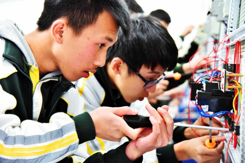 灵山职业技术学校2022年招生办联系电话