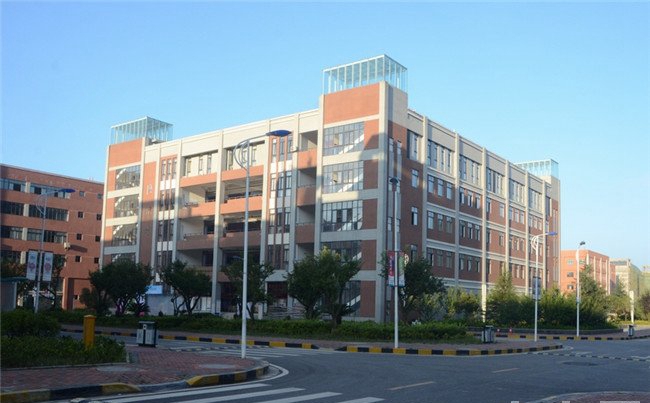 贵州省机械工业学校校门口