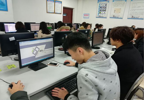 重庆运输职院学生利用报关软件进行报关报检