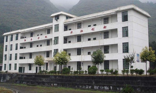 重庆市永川松既职业高级中学宿舍是几人间