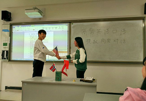 重庆运输职院学生在课堂上模拟商务英语会话