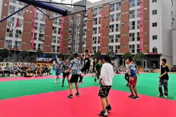 中国五冶大学学生篮球赛现场