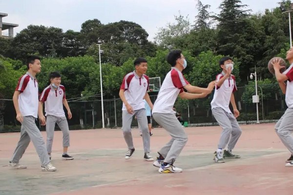 四川城市技师学院的学生在打篮球