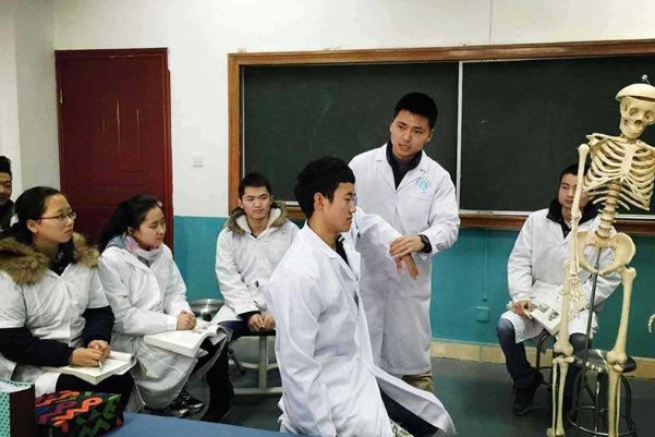 四川省针灸学校中医康复技术专业学生在上实训课