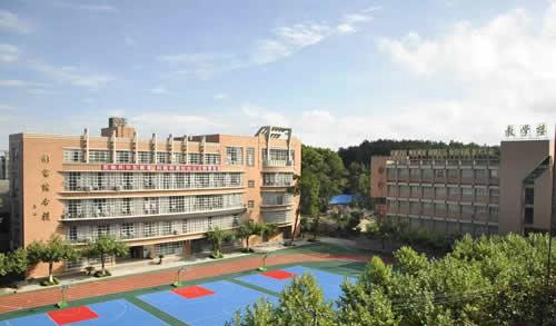 贵州省经济学校篮球场