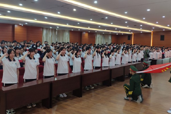 成都中职院校铁路卫校举办新团员入团宣誓仪式