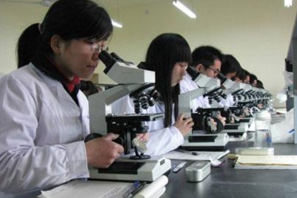 四川省针灸学校中药专业学生在上实训课