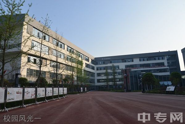 成都市青苏职业中专学校教学楼走廊