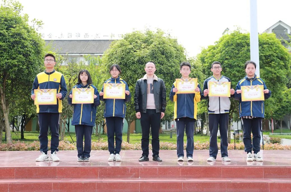都江堰市领川实验学校举行月考表彰大会