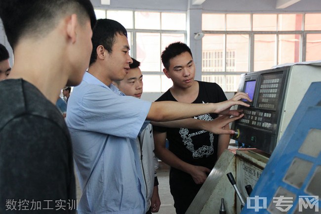 四川省电子商务学校（四川省粮食经济学校）电焊实训课