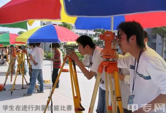 四川省达州市水电学校学生在进行测量技能比赛