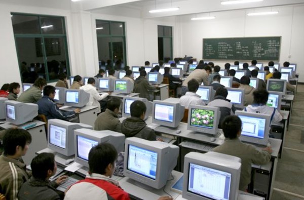电子商务专业的同学在上计算机课