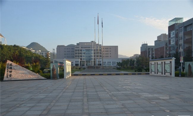 贵州省机械工业学校校门口