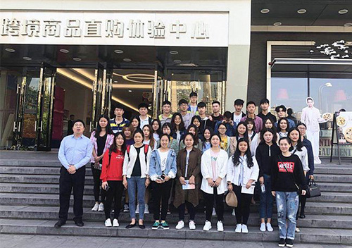 重庆运输职院学生在重庆跨境电商产业园实习