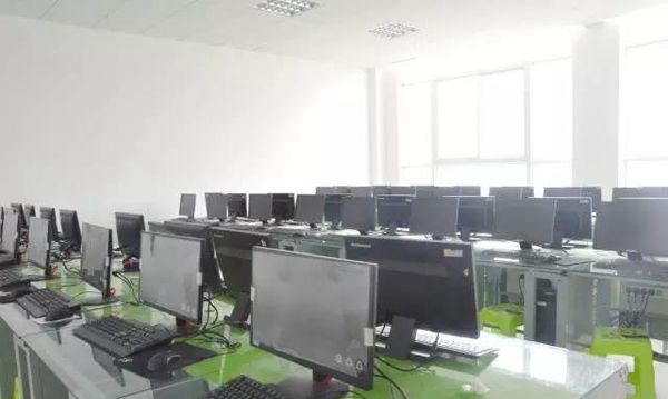 贵州航空工业技师学院计算机室