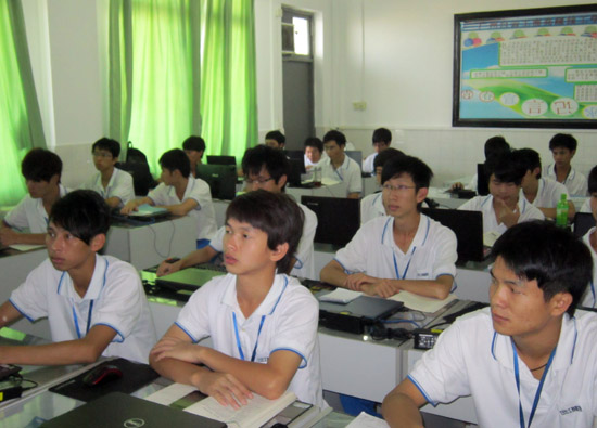 广州市白云工商技师学院计算机系软件专业学生正在一体化教室认真上课