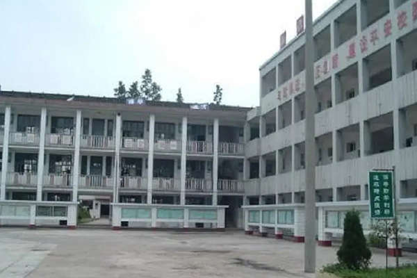 2022年四川省洪雅县职业高级中学校学费一年多少钱